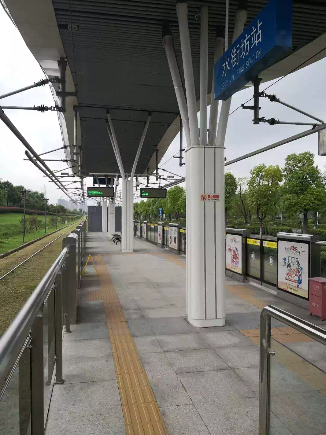 从马群方向又来了一列"小绿",几乎是完全的空载状态,寂寞地驶往石杨路