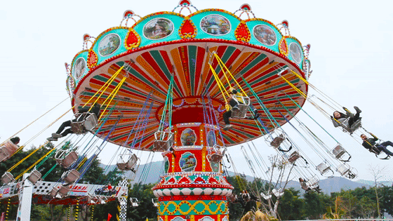 随着48个飞椅的惯性失重感突然袭来,旋转,升降,摇摆,