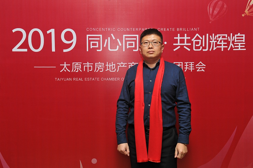 出席团拜会的老总有:商会会长,太原万科房地产有限公司总经理曹江巍