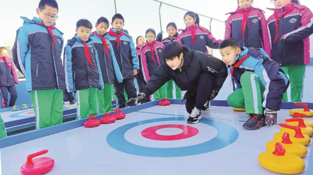 海港区建设路小学教师指导学生学习体验旱地冰壶.