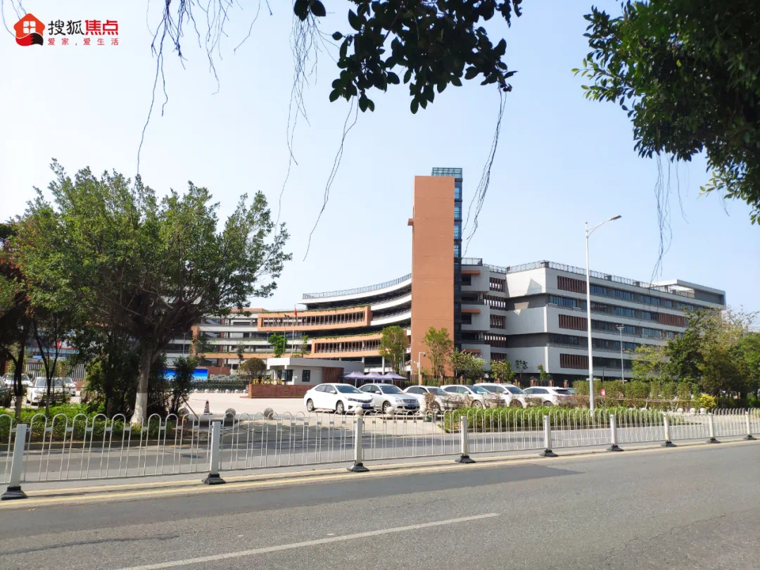 至于教育配套上,南沙湾分布有广州市第二中学天元学校,华师第二附属