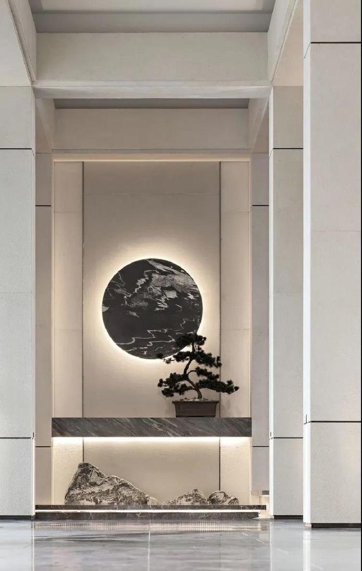 在现代家居的应用中,将月亮门的设计移入室内,既