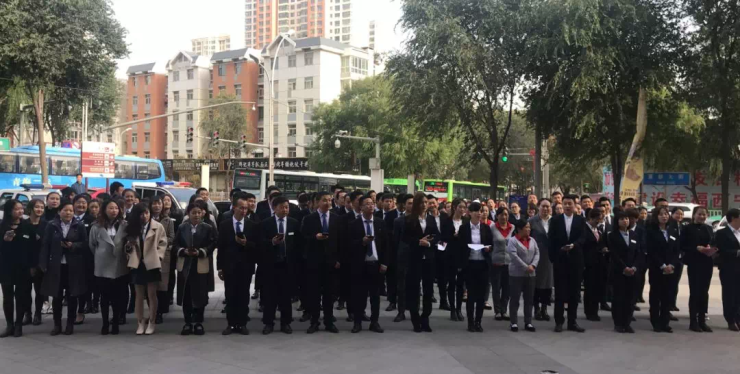 新千国际广场营销中心举行了百日10亿销售目标的誓师大会.