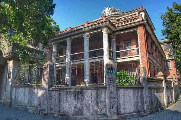 但它还有一个身份,是厦门最早的富人聚集地,有1000多幢老别墅建在这座