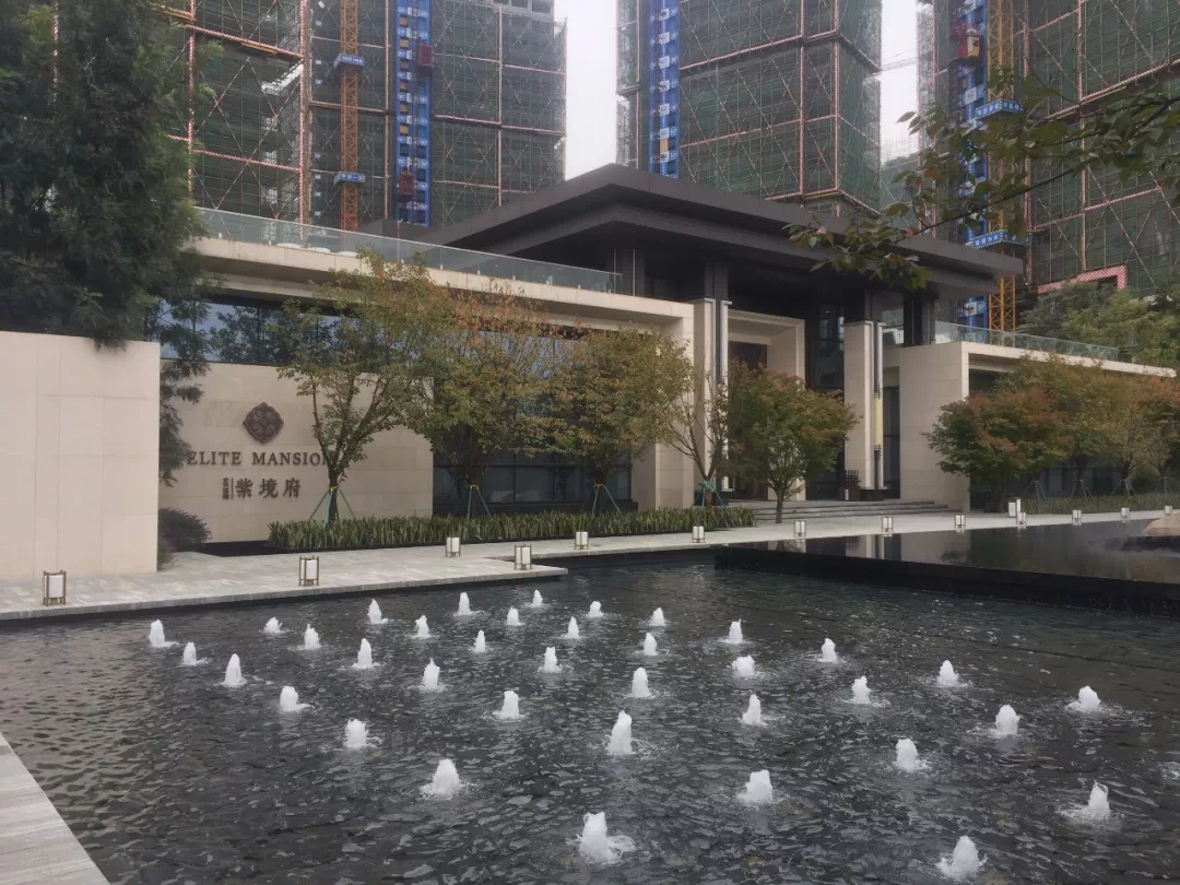 2012年北大资源首入成都,将首个项目北大资源溪山樾落在了牧马山高端