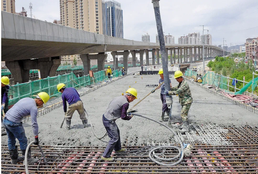 图为同煤快线工程开源街西口,el匝道第三联箱梁混凝土浇筑施工现场.