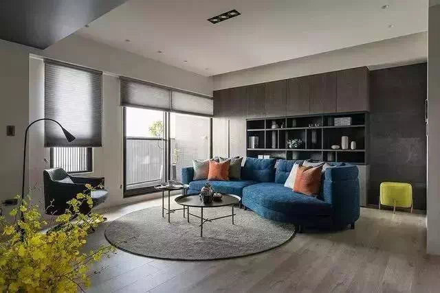 沙发后面是窗户