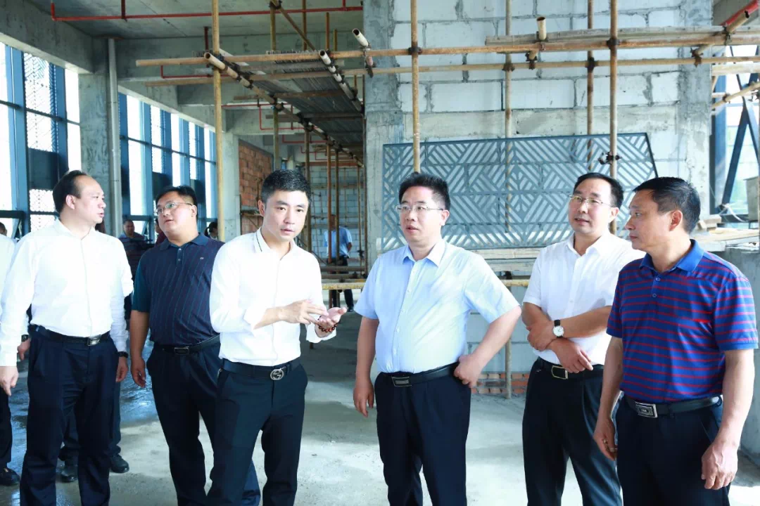 雁峰区委副书记,区长何子君与金钟集团董事长钟训勇共同揭牌 签约