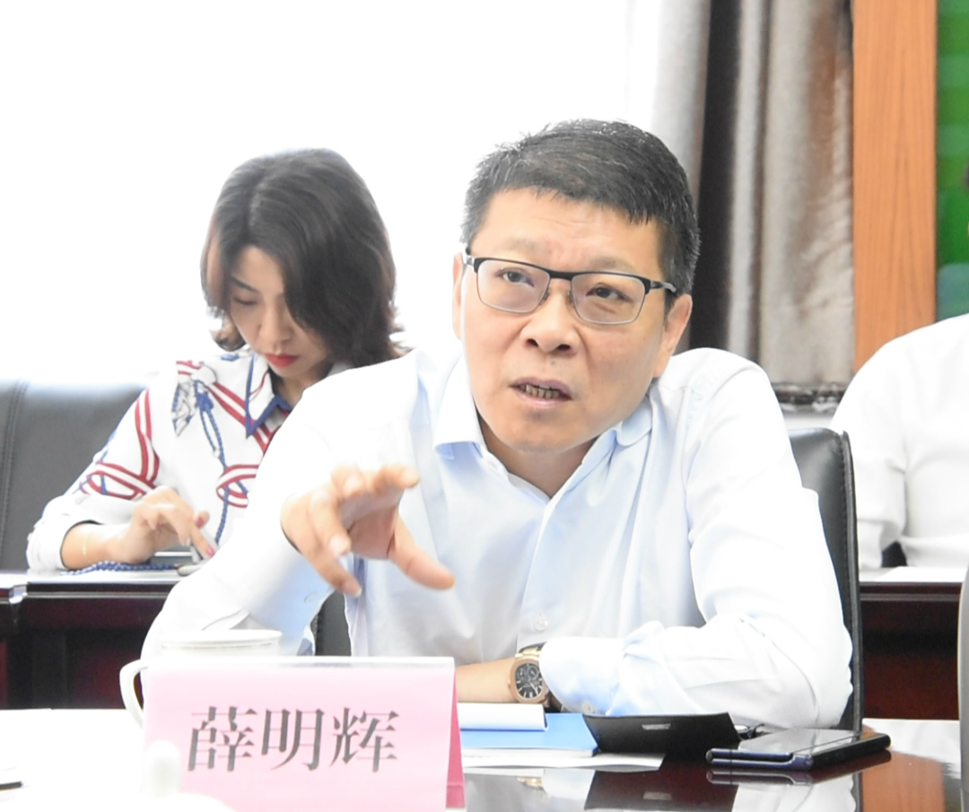 28日上午,烟台市芝罘区委副书记,区长杨波会见薛明辉一行,双方就幸福