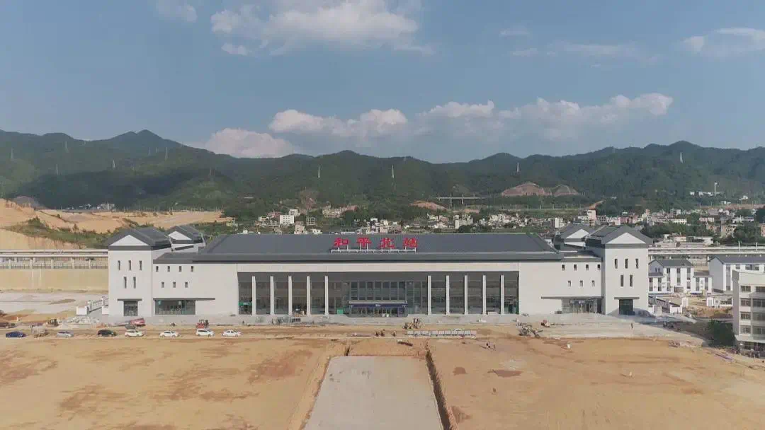 和平北站是赣深高铁南下入粤第一站,位于广东省河源市和平县阳明镇均