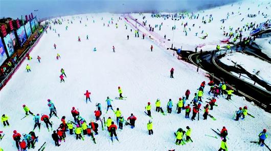 春节期间,游客在百里荒滑雪. 景区供图