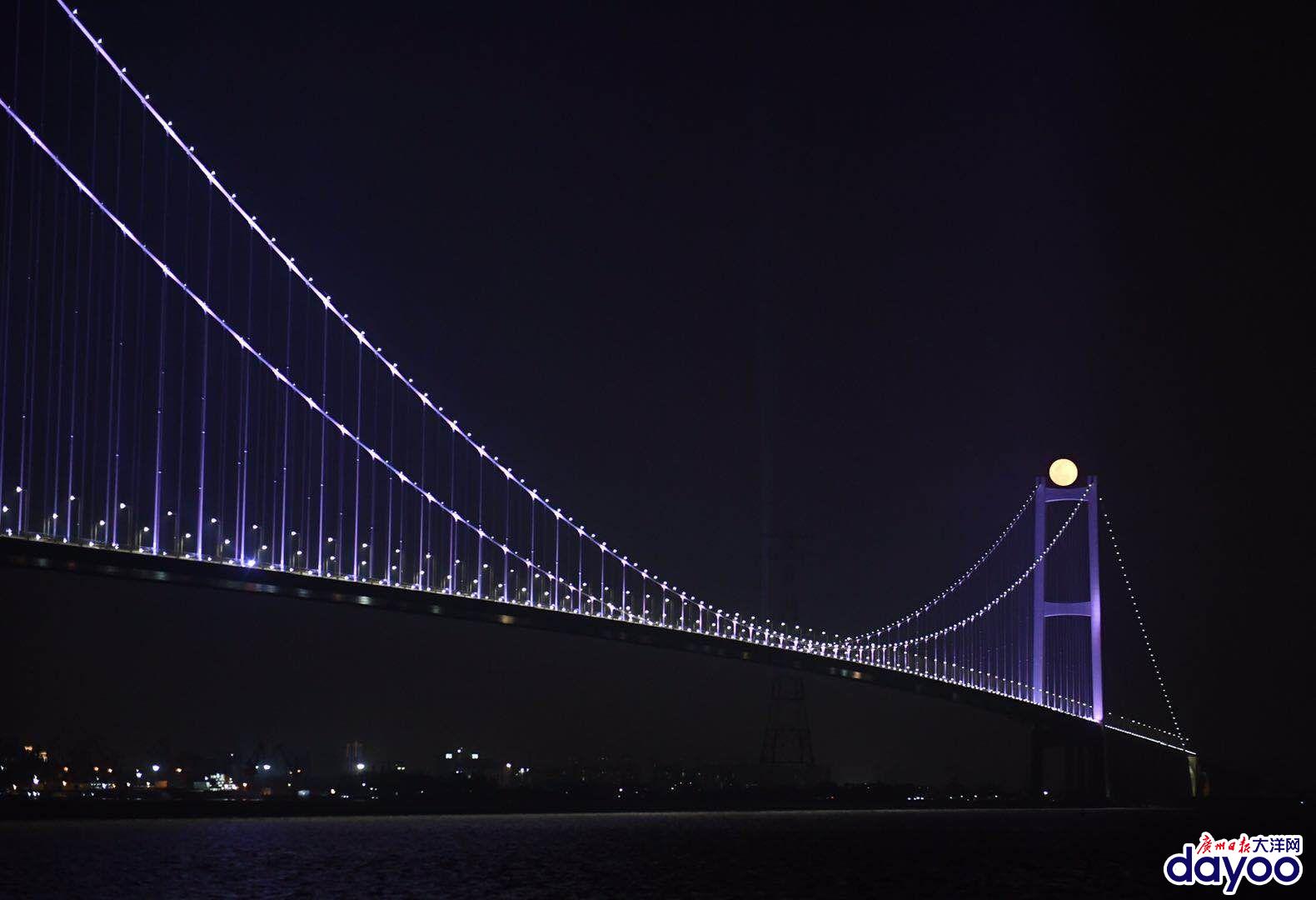 皓月当空,夜色下的虎门二桥灯光璀璨.广报全媒体图片记者乔军伟