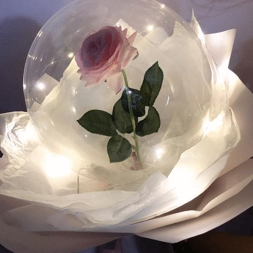每一个通透的气球里都只包裹着一束鲜花,象征着我们每一个人,对于母亲