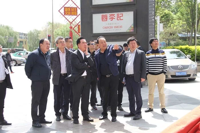 西宁王府井新千店开业在即双方领导现场视察项目
