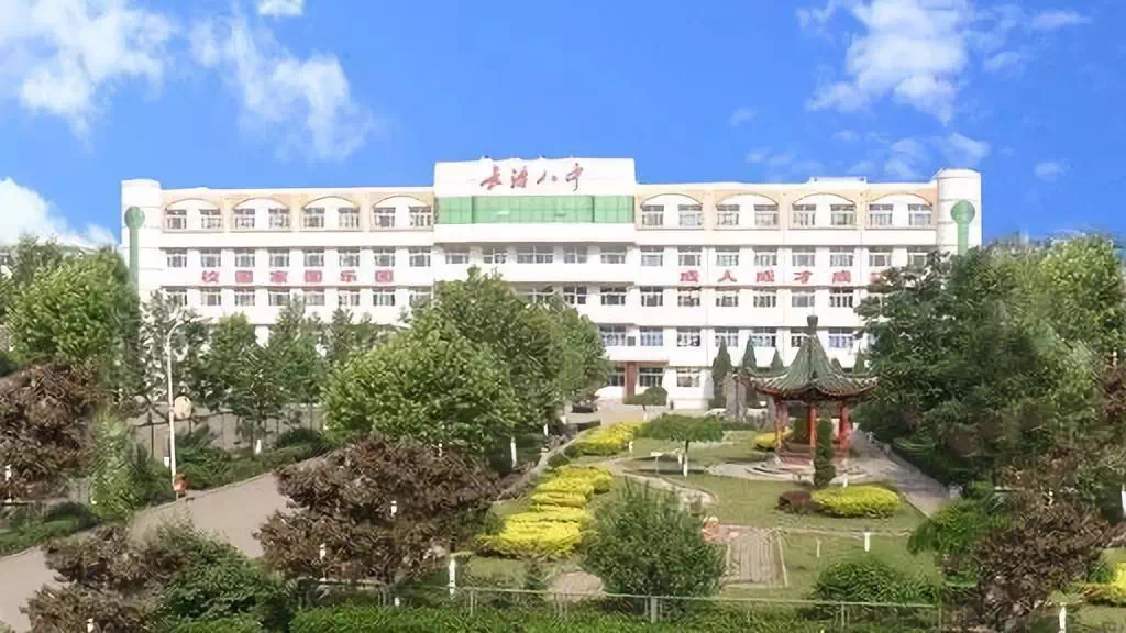 始建于1979年的长治八中是长治市市直全日制中学,学校大力推进教育