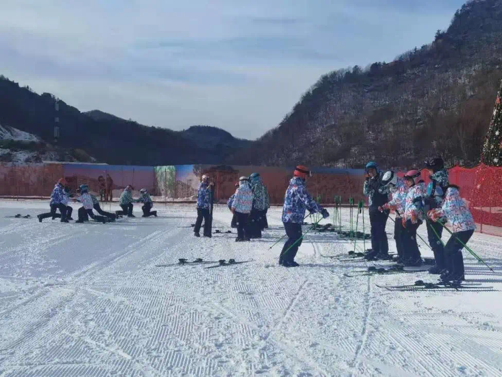 随着天气升温,雪道不断消融,金山岭国际滑雪旅游度假区滑雪场将于