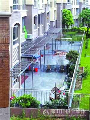 小区绿化带公共绿地还是私家庭院?一楼业主搭棚改建绿化带引不满