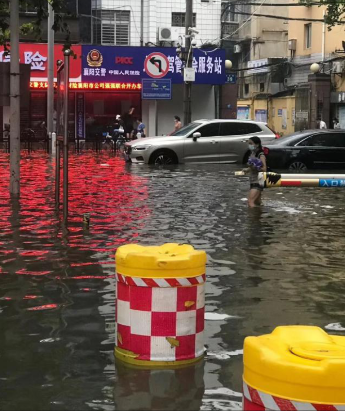 渐渐地消失在雨海的小黄车襄阳市城区已开启看海模式造成了较大影响