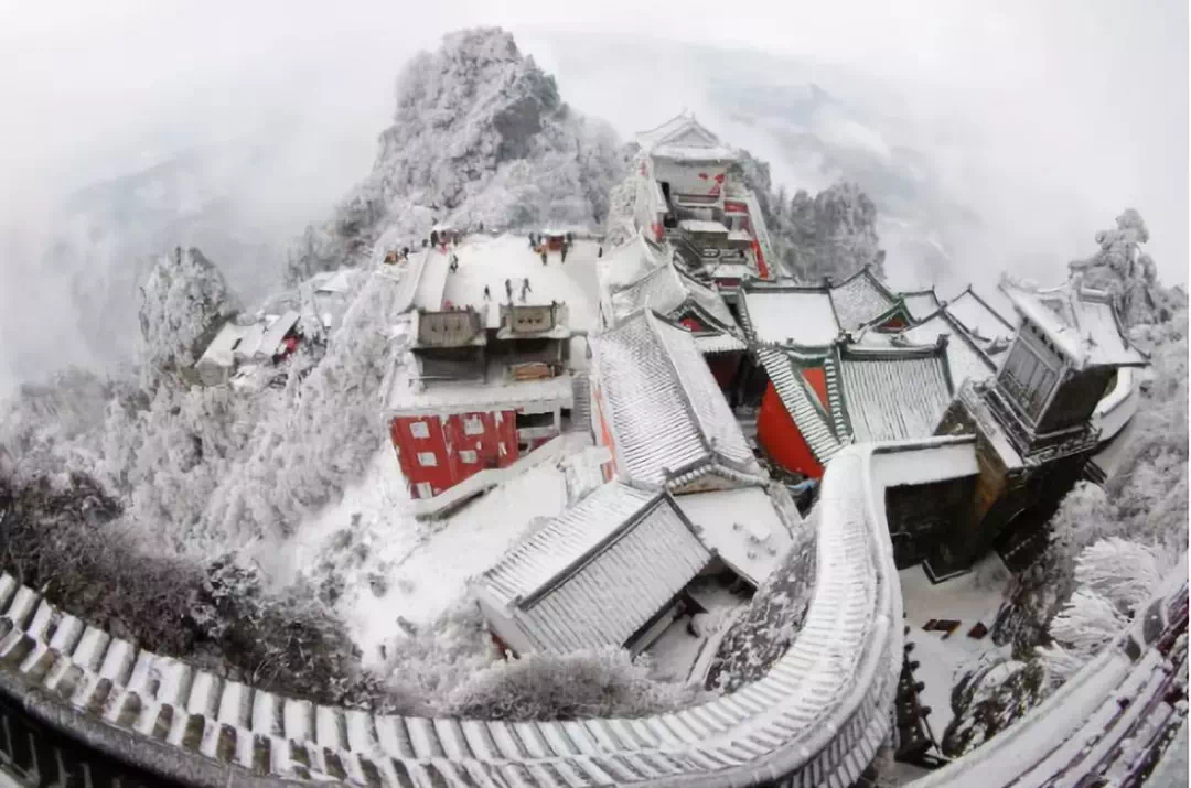 银装玉裹,雪后初霁,在暖阳的照耀下,仙山更显魅力,冬季去武当山旅游