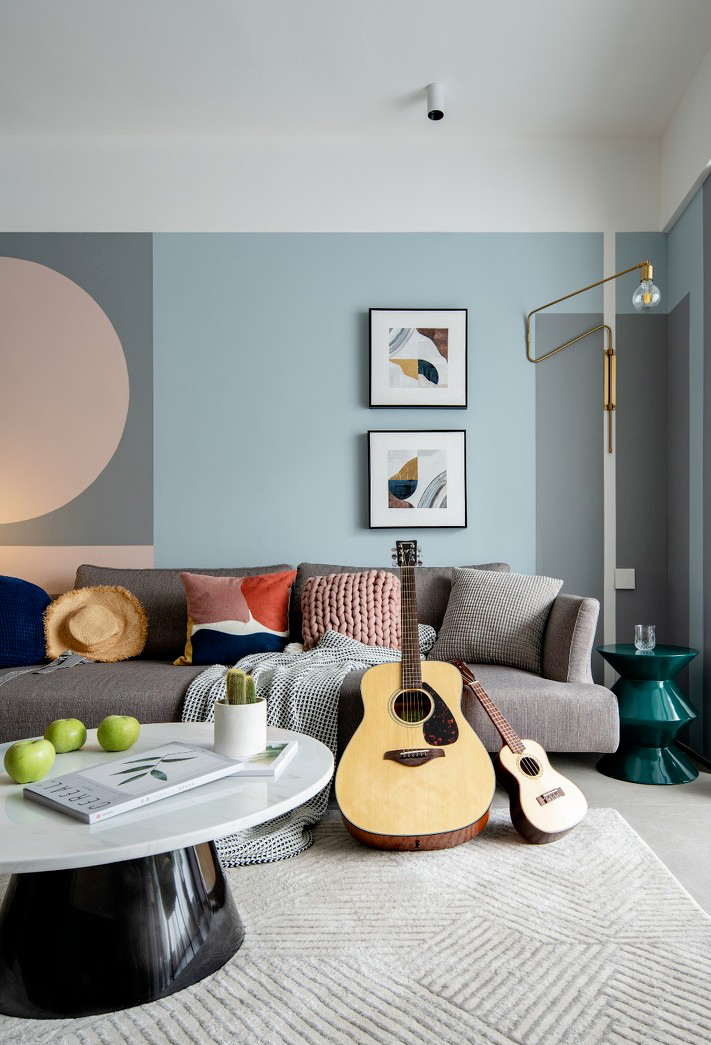 客厅,在沙发背景墙色彩搭配上运用了莫兰迪色系,低饱和度的颜色让