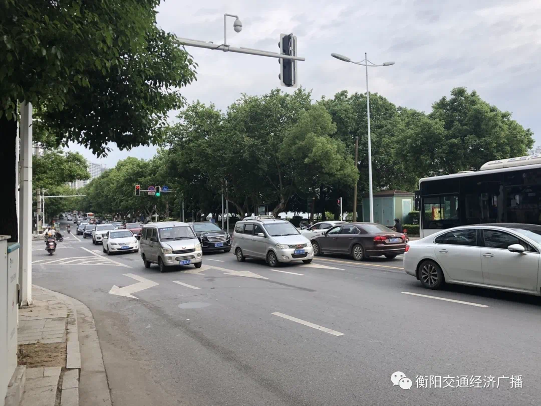 百多米路段设置两个红绿灯 ?交警:出于群众安全考虑