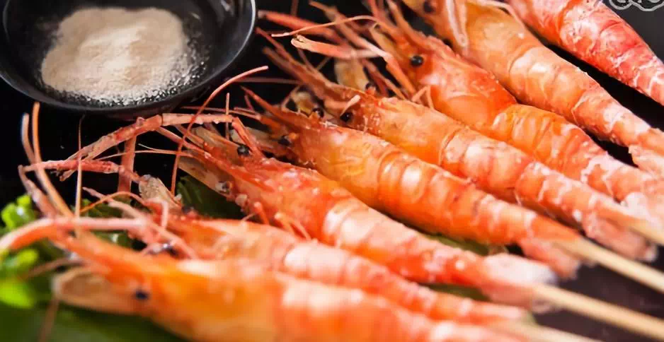 活动现场请来专业的泰国人妖表演嘉宾现场走秀,来宾更可以亲密互动