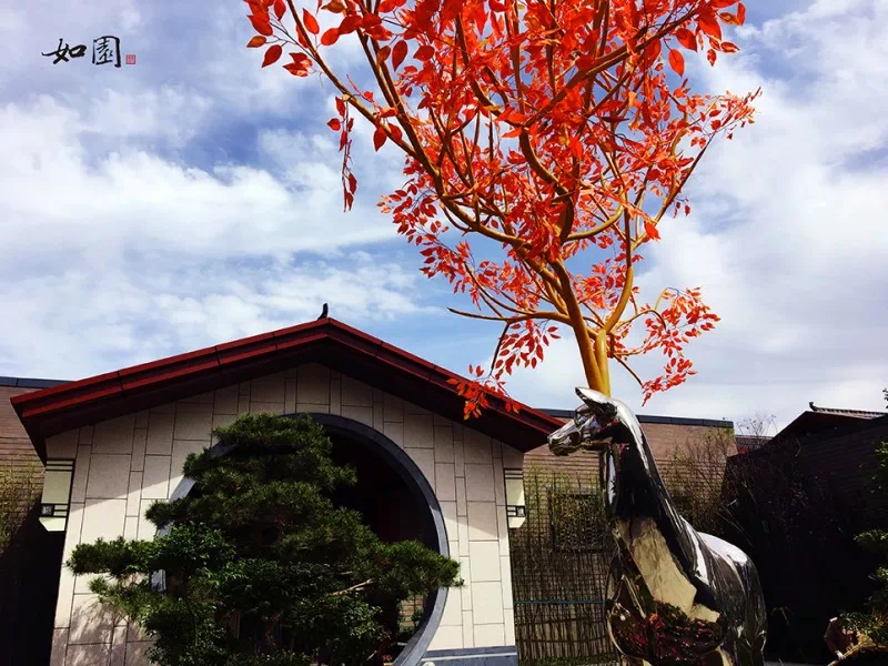 雕刻手法表达祥和象征"福鹿"雕塑,矗立花丛之中门上取法故宫的恬澈