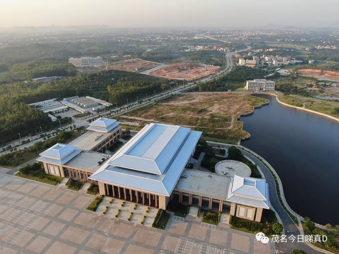 绿地旁边就是传说中的共青河新城,除了已建好的市民活动中心,市民公园