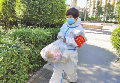 7月24日,天山区富泉街社区党支部书记何彦宏帮助居民采购生活必需