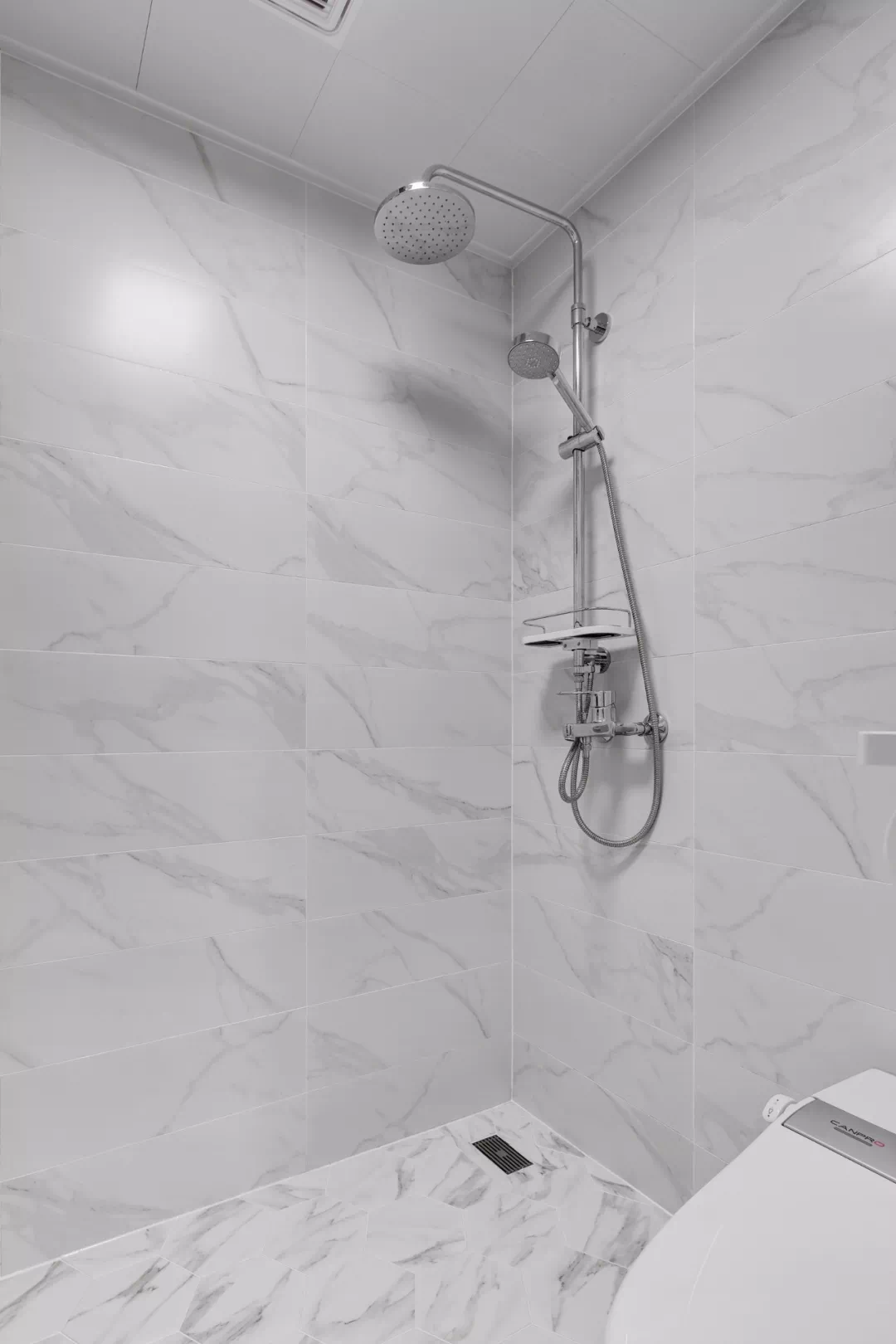 白色大理石纹瓷砖的运用,使得卫浴空间分外清爽.