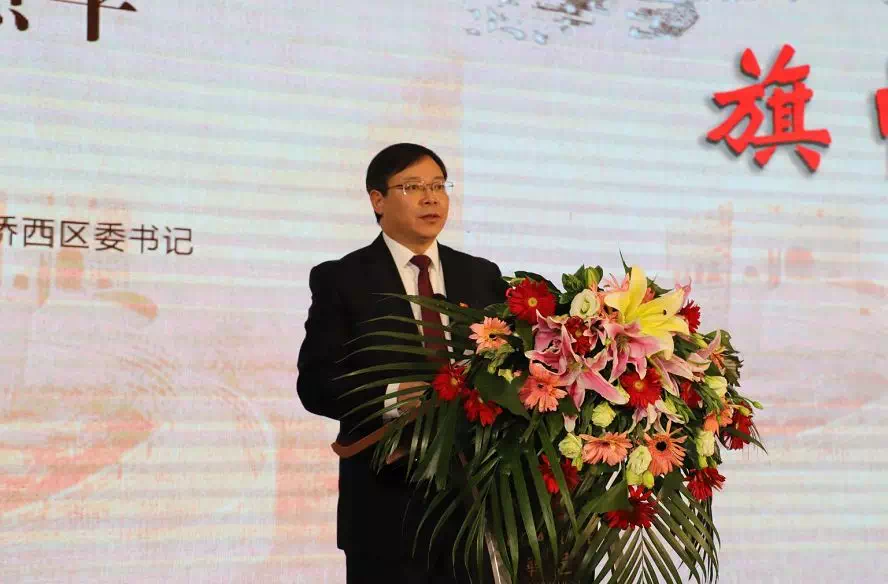 张家口市政府副市长李宏 副市长李宏介绍了张家口区位,交通,自然