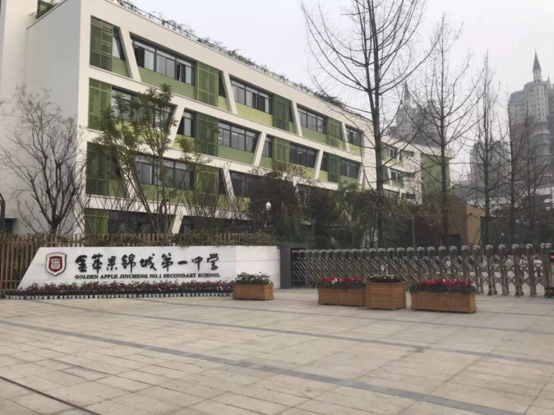 沿路赞花儿看到了两所学校,具体已经标注在图上了,一个是金苹果锦城第