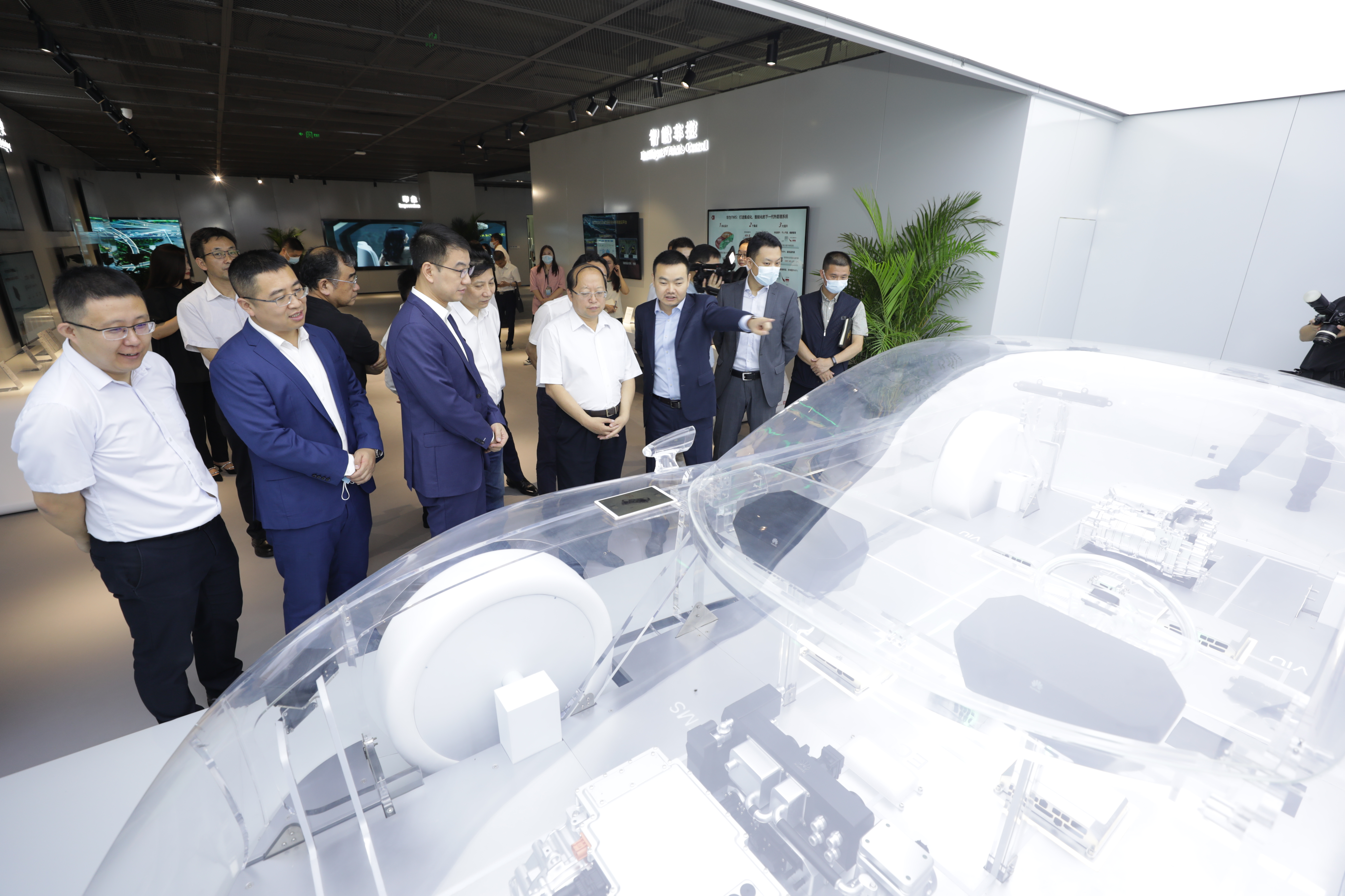 華為智能網聯汽車創新中心在“車谷”揭牌