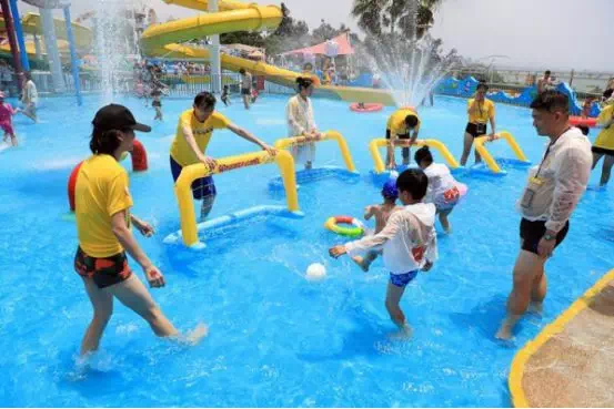 激情夏日 水上趣味运动会之水上儿童足球赛等