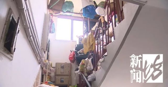 上海八旬老人在儿子屋外搭铺住了十几年 儿媳:老人一去世就拆除