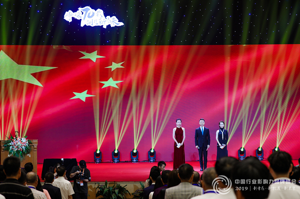 深圳裕苑艺术助力中国行业影响力品牌峰会大放异彩