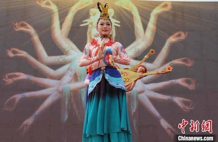 新疆兵团二二一团杏花文旅节开启 游客纷至沓来